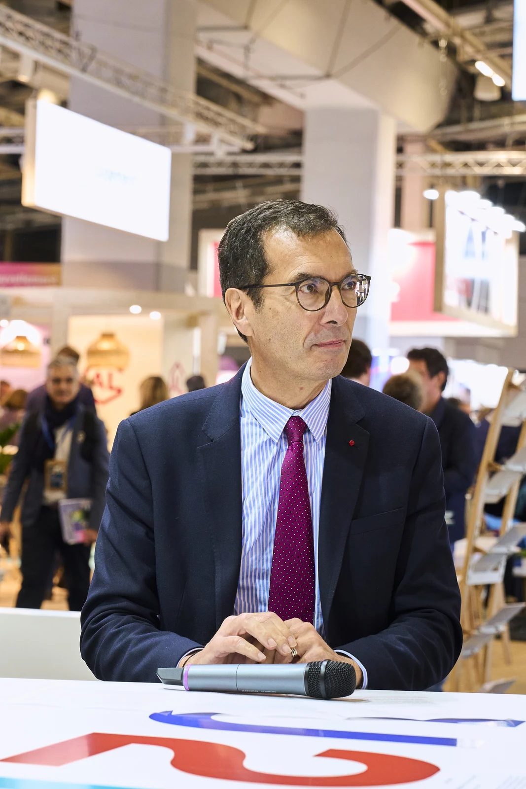 Portrait orateur au micro sur le stand