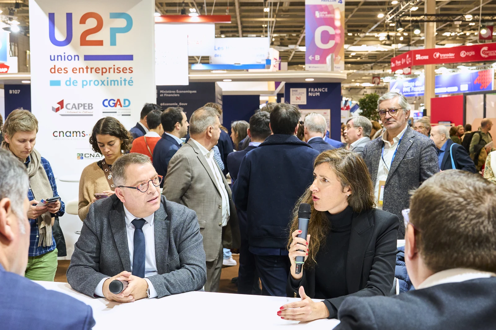 Discussion femme au micro sur la table d'interview
