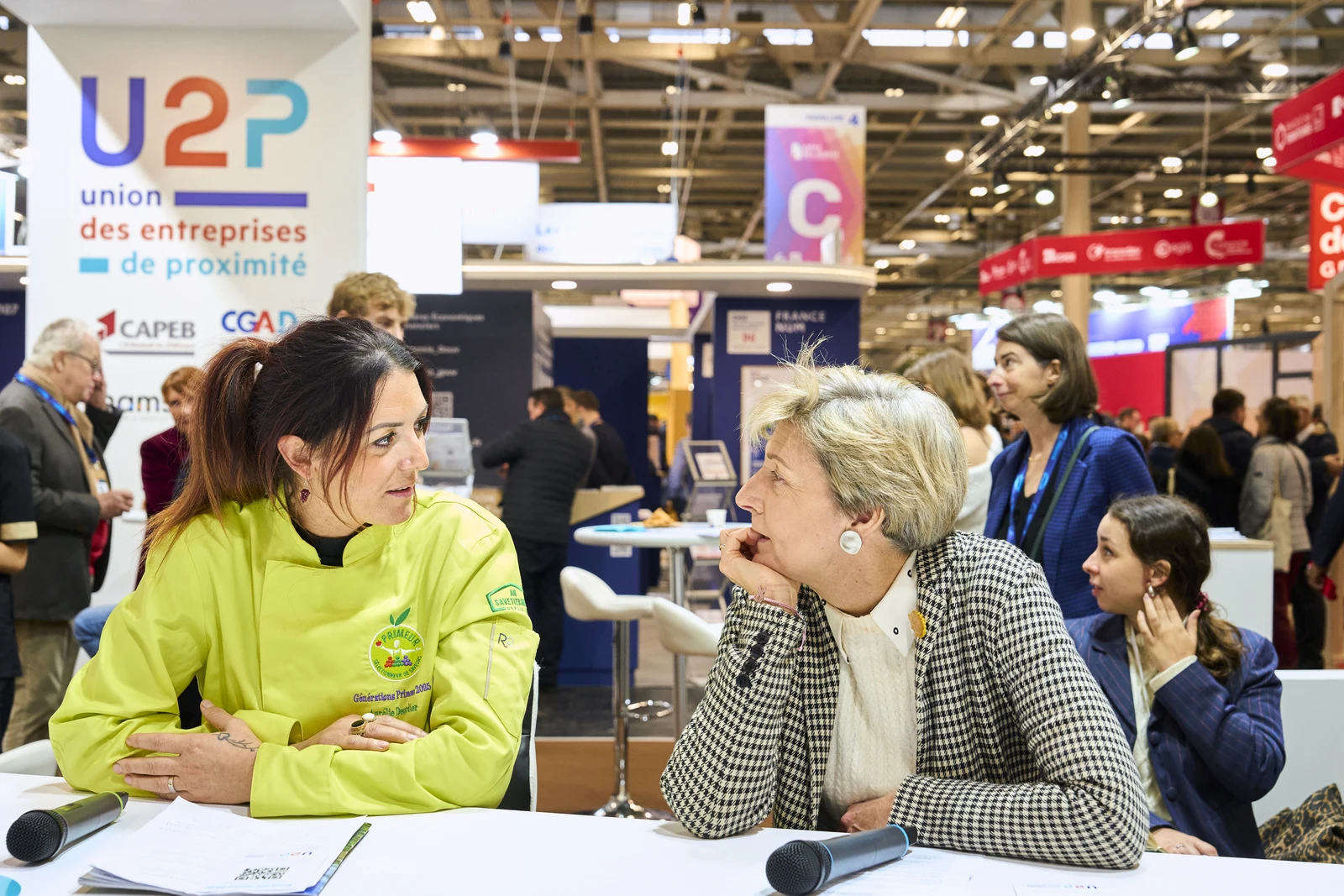Echange entre deux femmes sur le stand