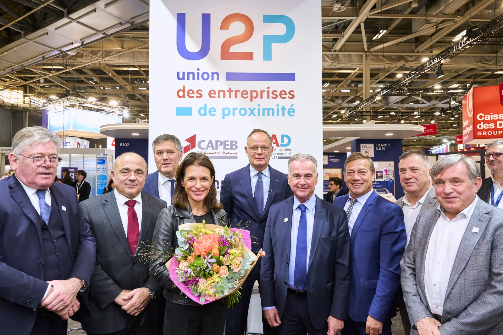 Photo de groupe avec bouquet de fleurs