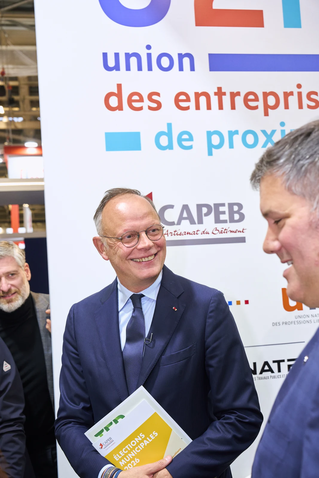 Portrait homme avec document elections municipales