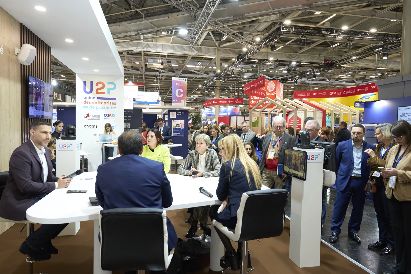 Vue large du stand U2P - table ronde avec public